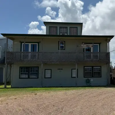Drake Lodge - Front - IMG_0371-sqcrop1
